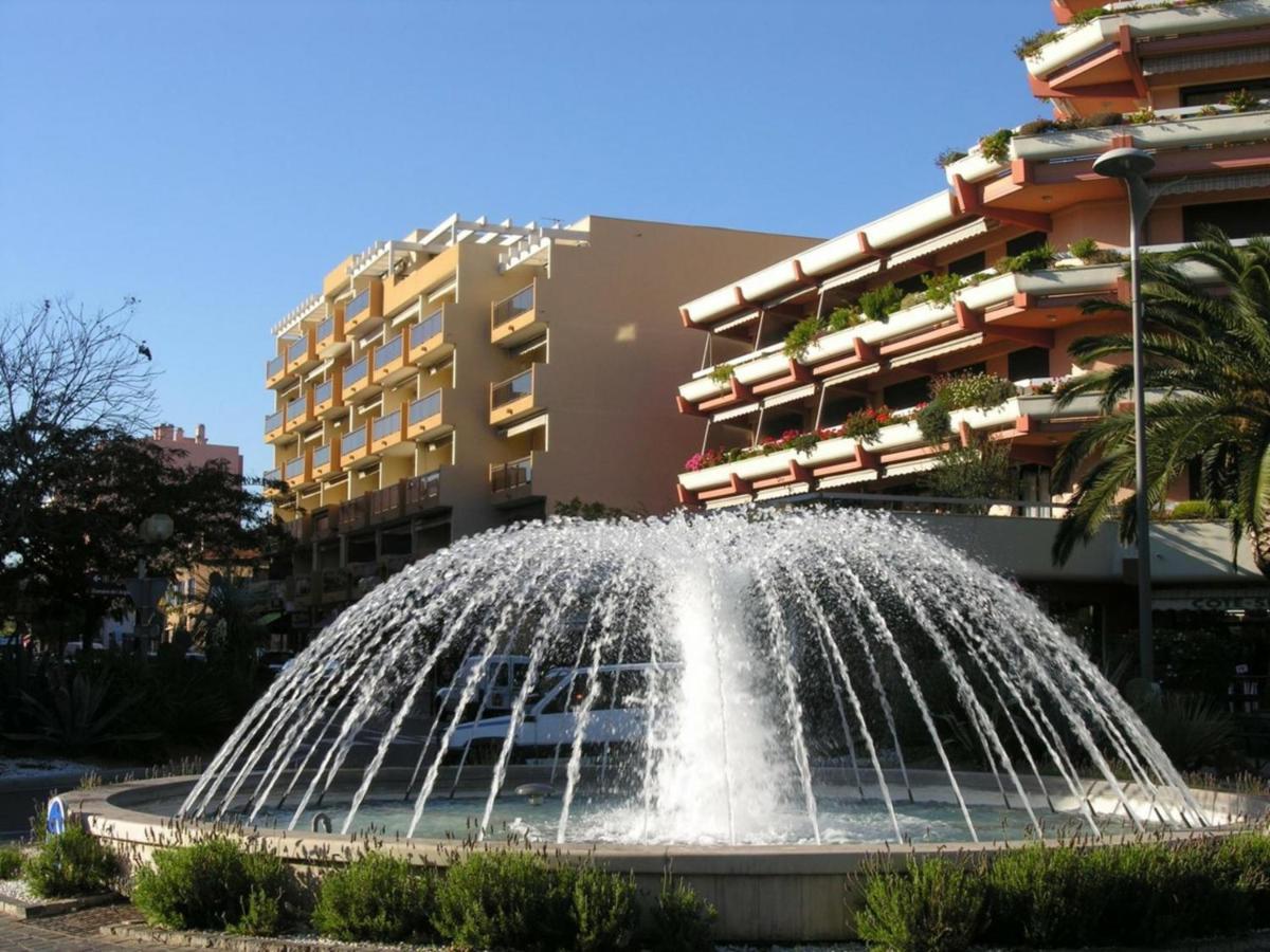 Climatise Avec Terrasse Et Parking Au Centre Du Lavandou - Fr-1-251-202 *