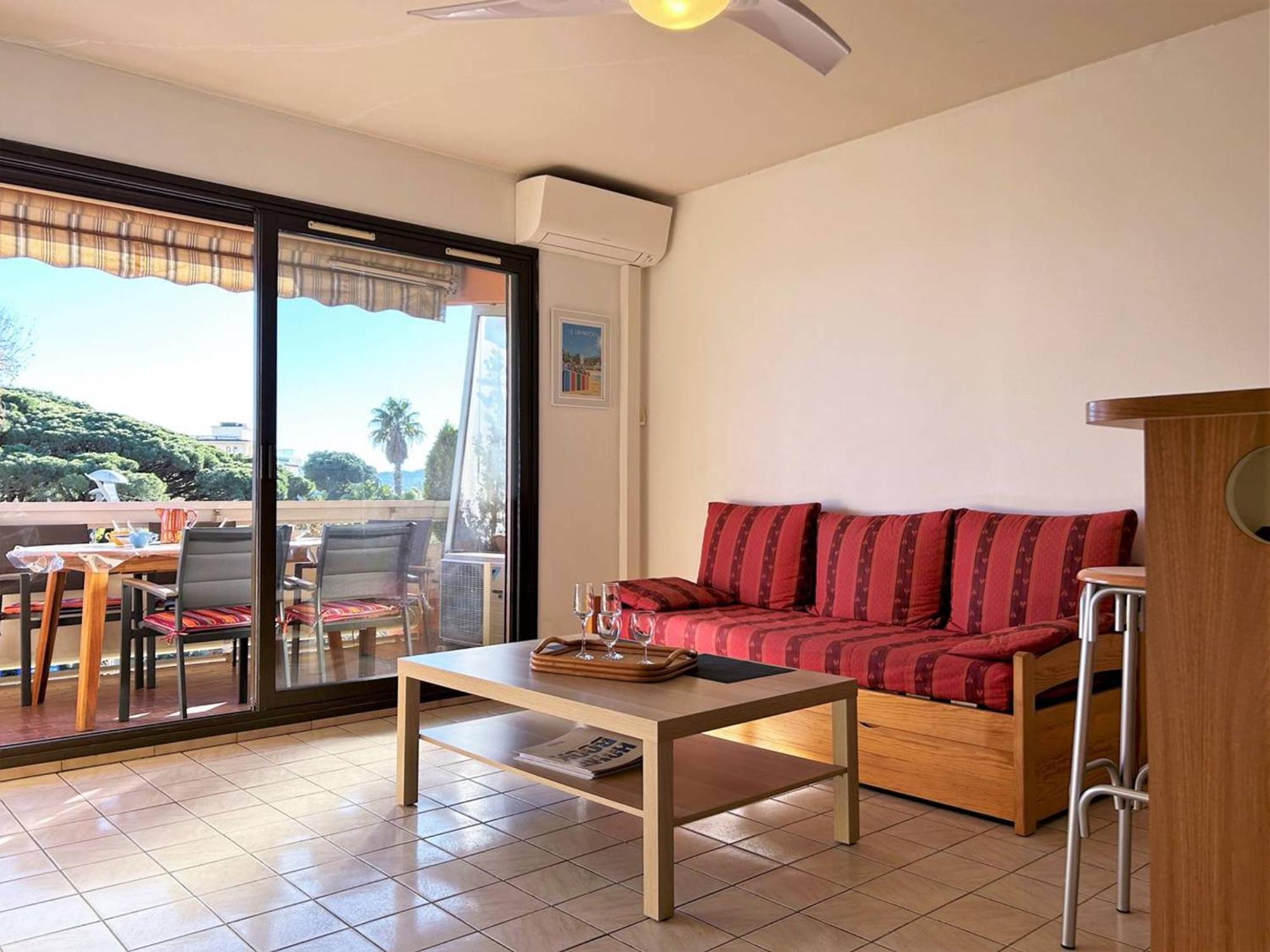 Climatise Avec Terrasse Et Parking Au Centre Du Lavandou - Fr-1-251-202 Apartment
