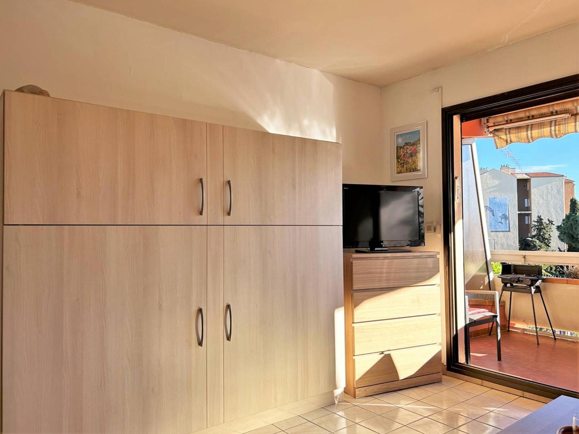 Apartment Climatise Avec Terrasse Et Parking Au Centre Du Lavandou - Fr-1-251-202 *