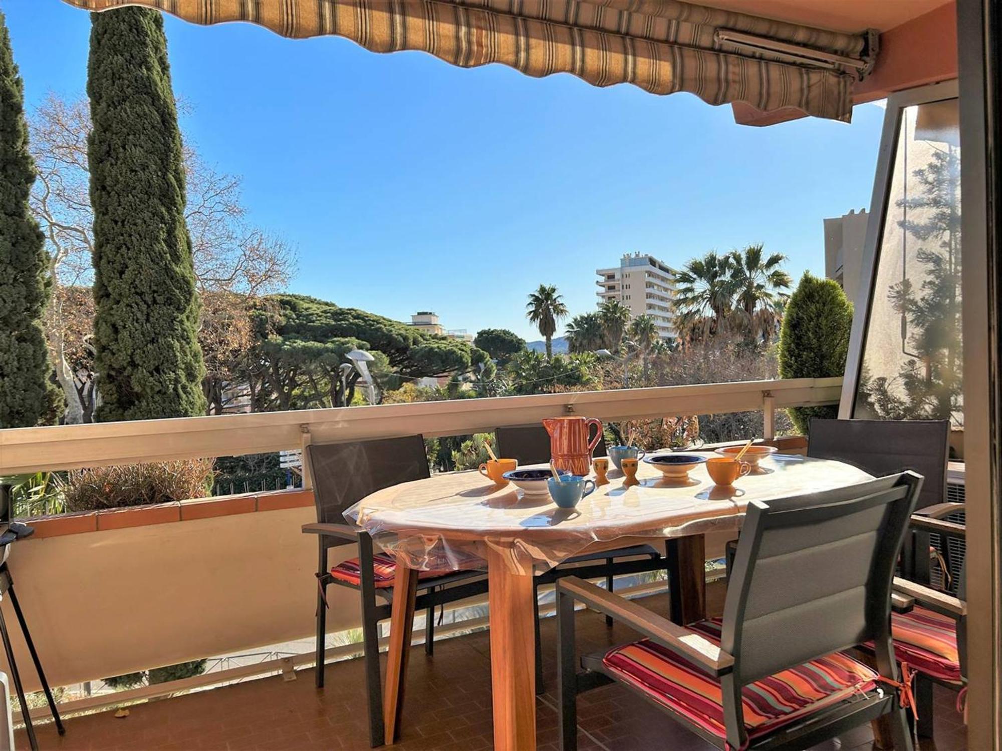 Climatise Avec Terrasse Et Parking Au Centre Du Lavandou - Fr-1-251-202 Apartment *